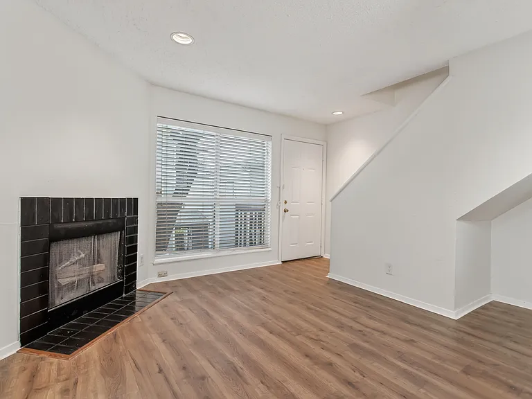 1901 N Fitzhugh Ave #19 — Photo 3