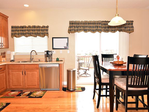 Kitchen / Eating Nook