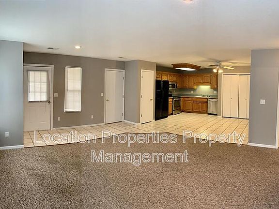 3rd image of 318 Creekside Ct #1