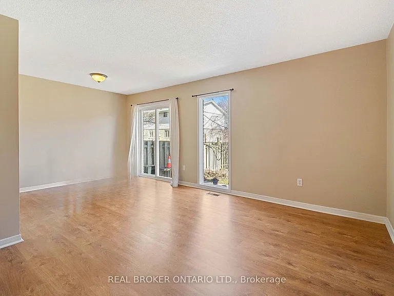 18 Julie Dr — Photo 6
