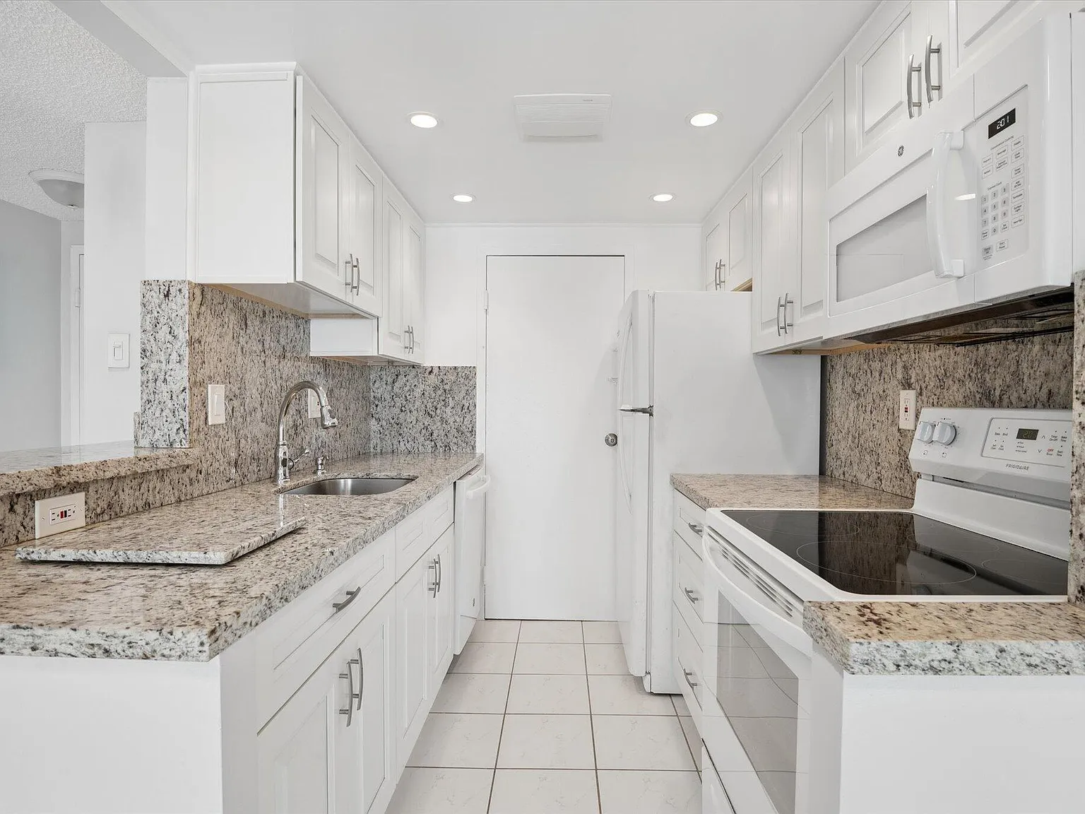 2 bed, 1.0 bath, 810 sqft, $2,400 — Photo 2