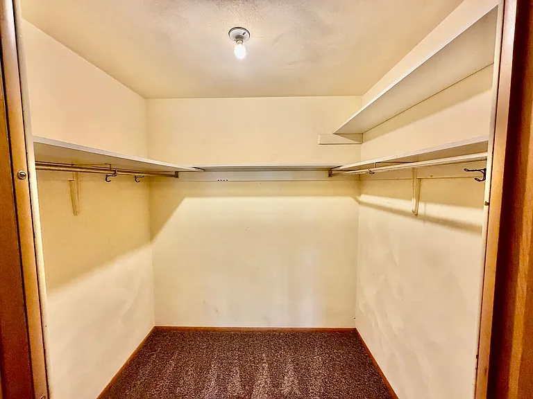 Spacious 2 Bedroom 1 Bathroom! — Photo 10