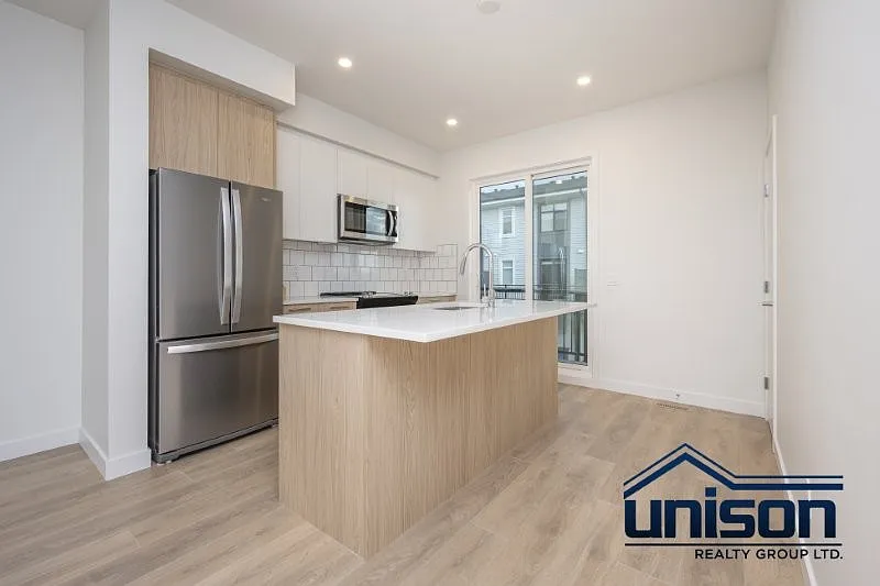 3 bed, 2.5 bath, 1345 sqft, $2,300 — Photo 2