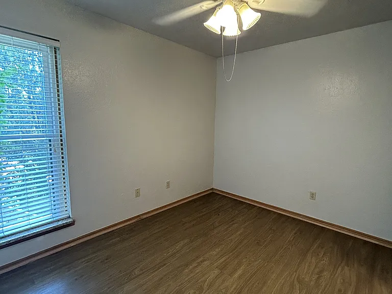 1000 Rambling Oaks Dr #8 — Photo 11