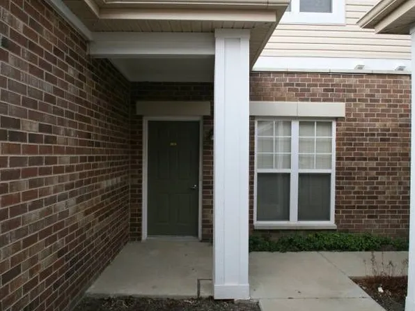 210 Club House Ln, Oswego, IL 60543