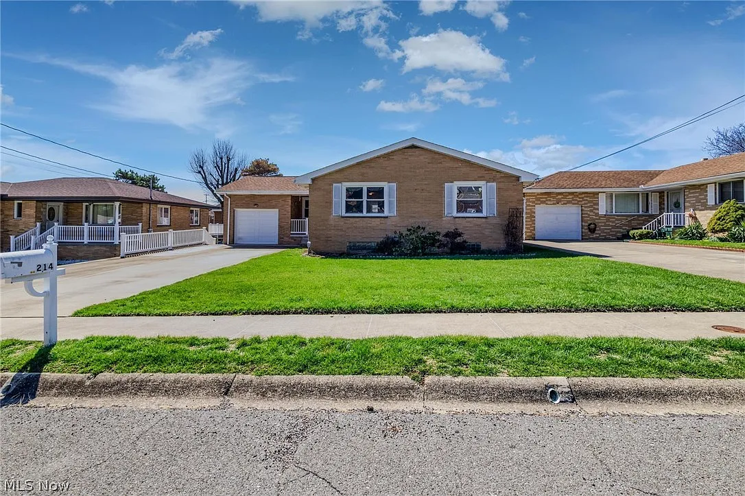 214 Donnell St photo 1
