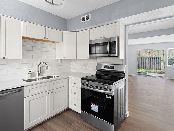 5th image of 220 Elizabeth St APT B10