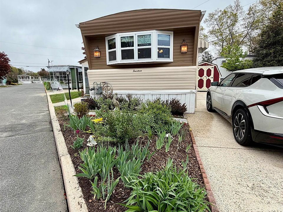 1st image of 2538 Tremont Ave #14
