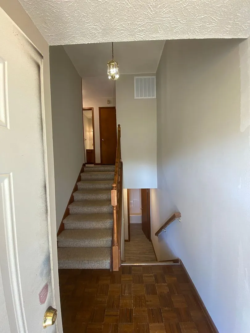 906 Flanders Lane — Photo 2