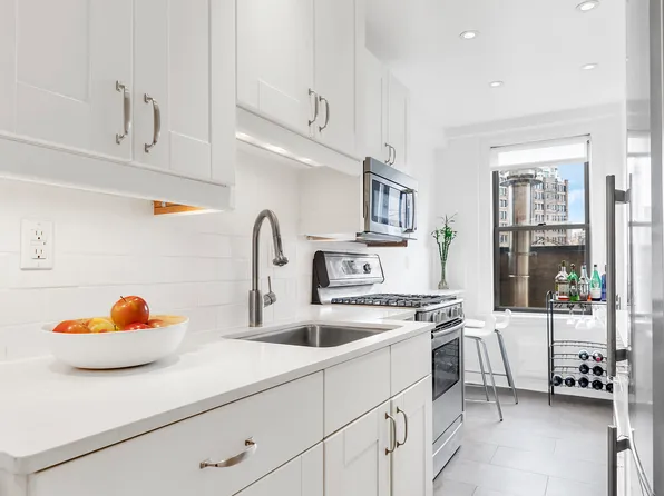 136 Waverly Place 6E image 3 of 5