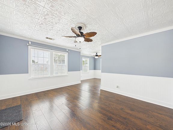 5th image of 180 Iris St