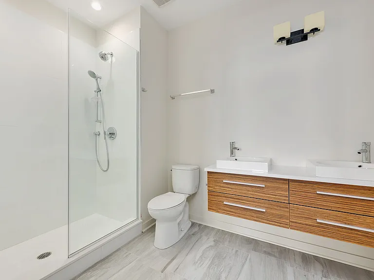 2824 W Van Buren St #302 — Photo 12
