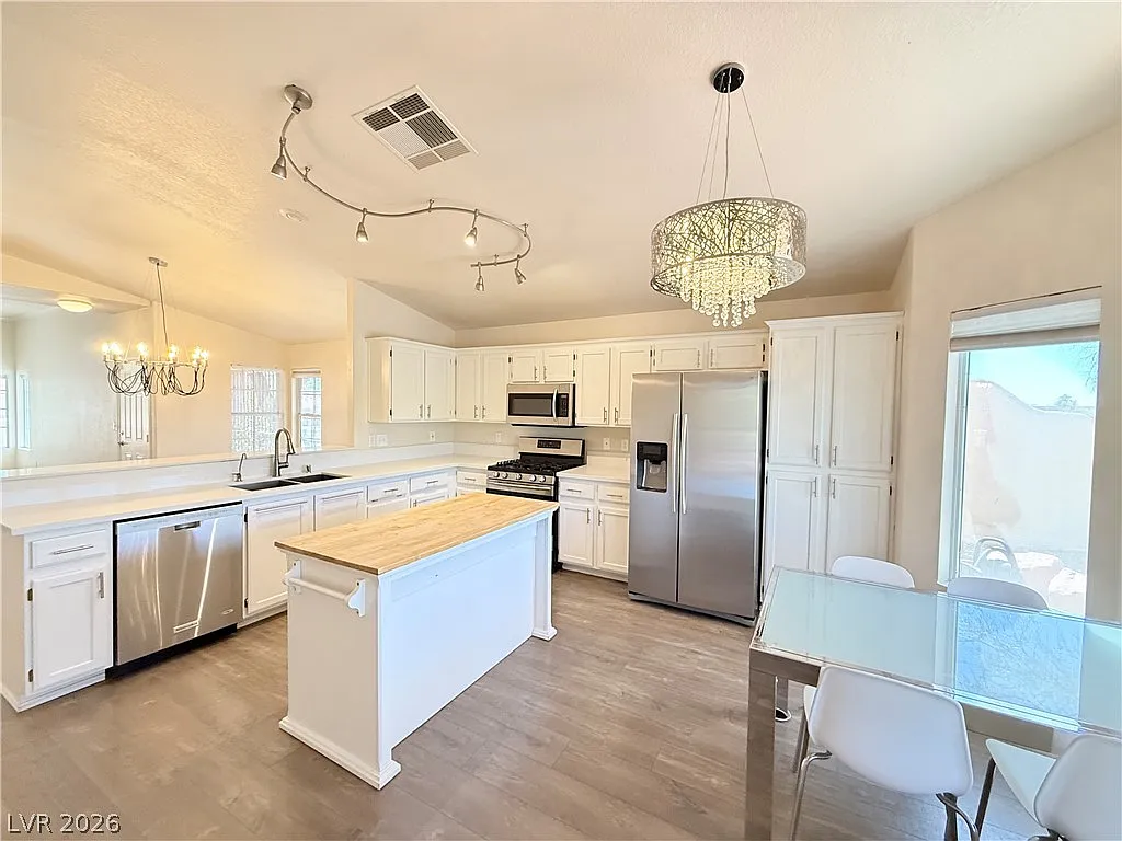 3 bed, 2.0 bath, 1630 sqft, $2,350 — Photo 4