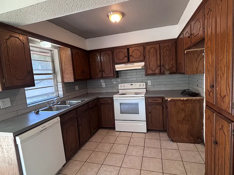 9626 N East 3rd St — Photo 9