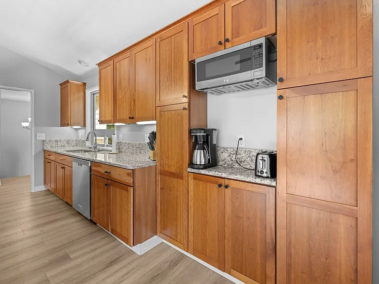 1253 NE East Lagoon Dr — Photo 12