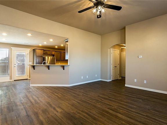 5th image of 900 Saint James Ct