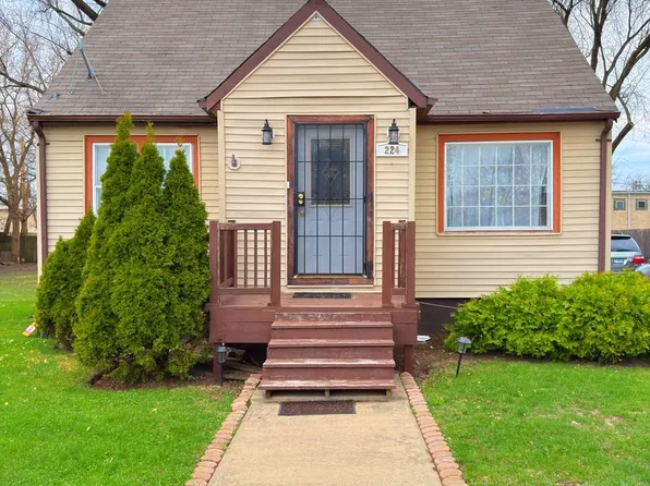 224 N Wolf Rd, Wheeling, IL 60090