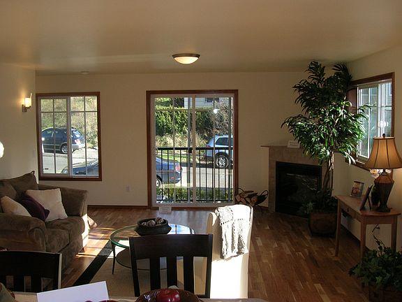 Living Room/Dining Area