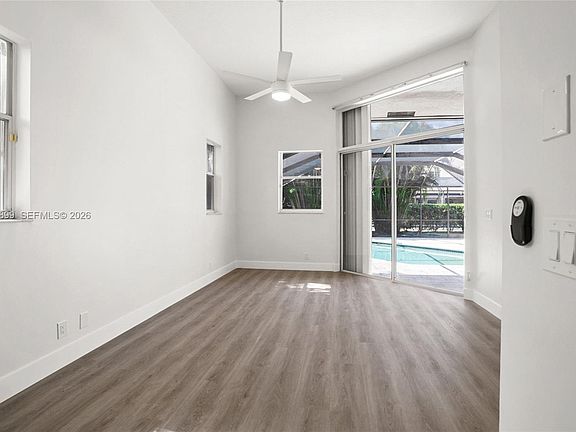 4th image of 2611 Oakbrook Ln