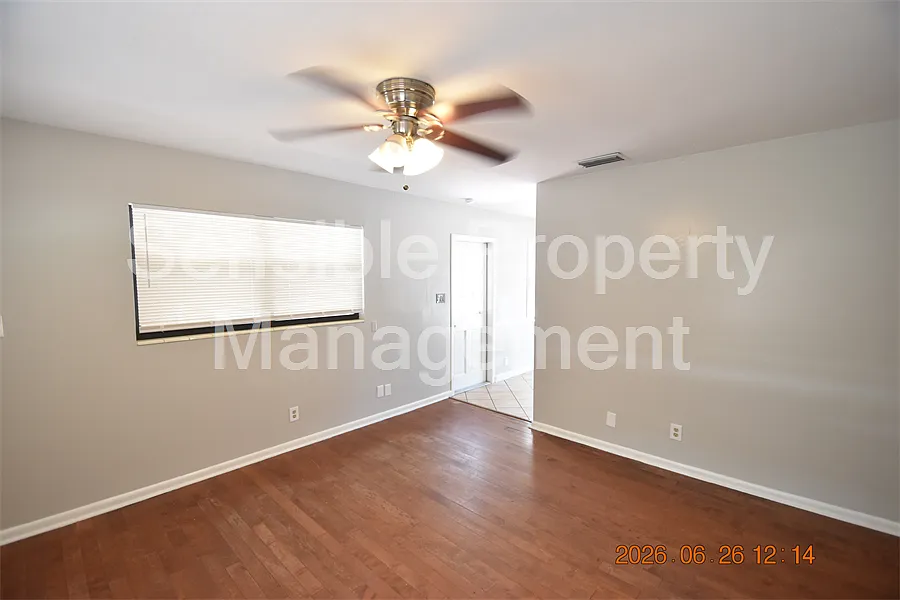 3 bed, 1000 sqft, $2,100 — Photo 3