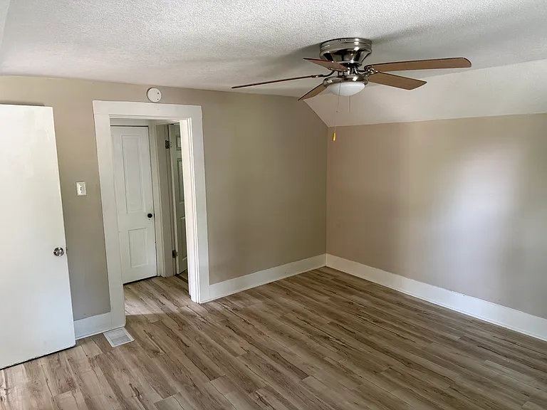 3114 Thompson Ave — Photo 3