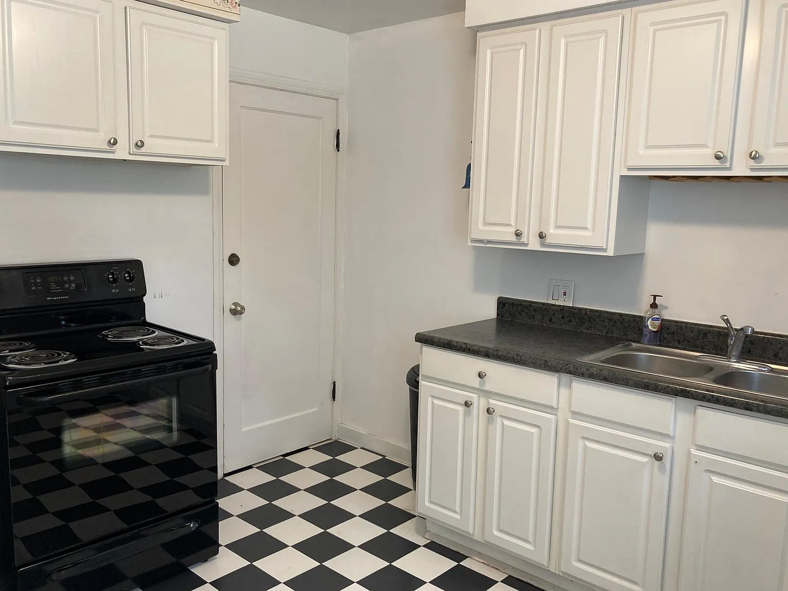 925 Ann St — Photo 3