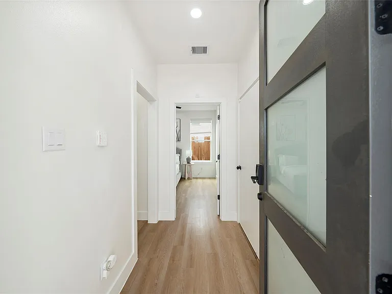 3010 Delano St — Photo 17