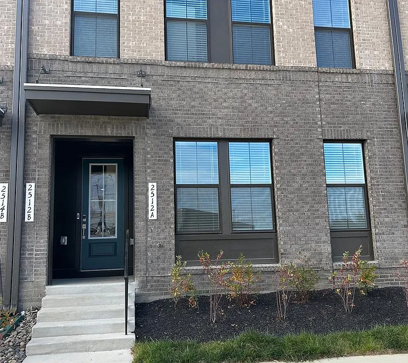 2512 W Peninsula