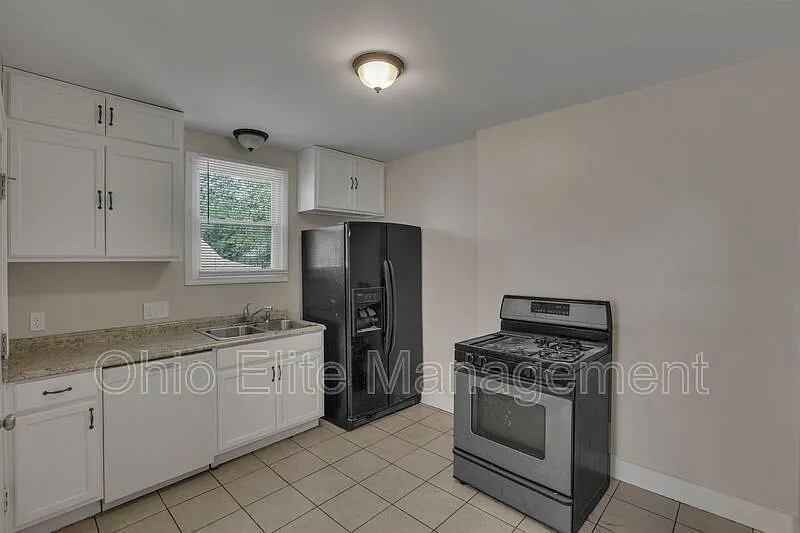 3 bed, 1.0 bath, 1200 sqft, $1,400 — Photo 1