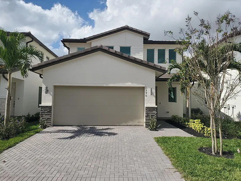 1590 Verawood Ln — Photo 2