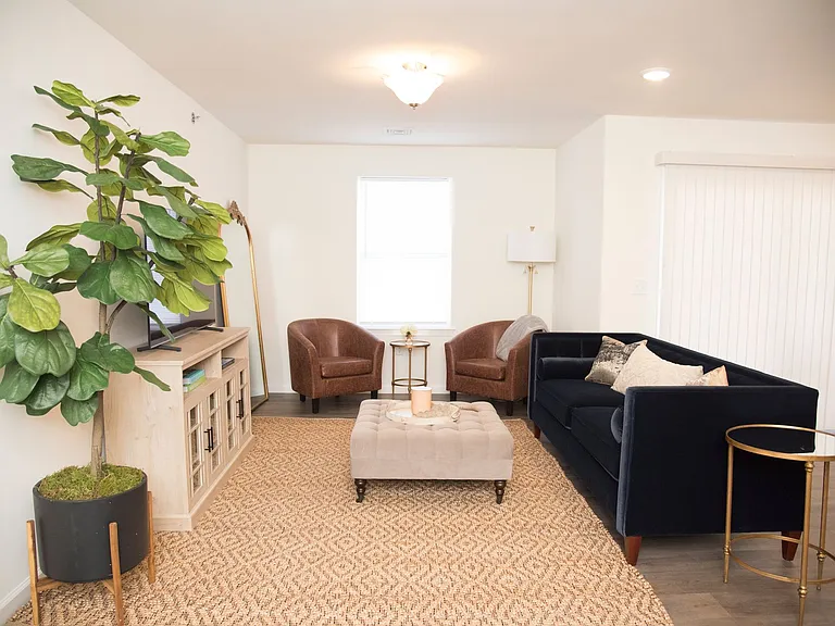 Apartments On Main — Photo 14