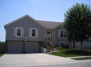 805 Tanglewood St, Leavenworth, KS 66048