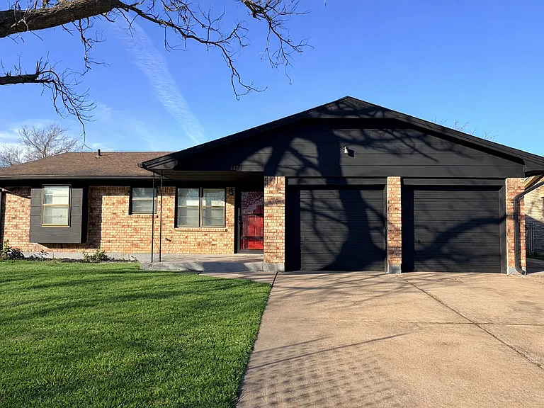 1323 SE Clover Ln — Photo 1