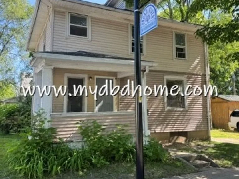 1360 Huestis Ave — Photo 1