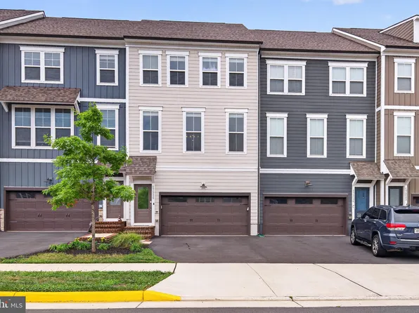 17926 Woods Overlook Dr, Dumfries, VA 22026