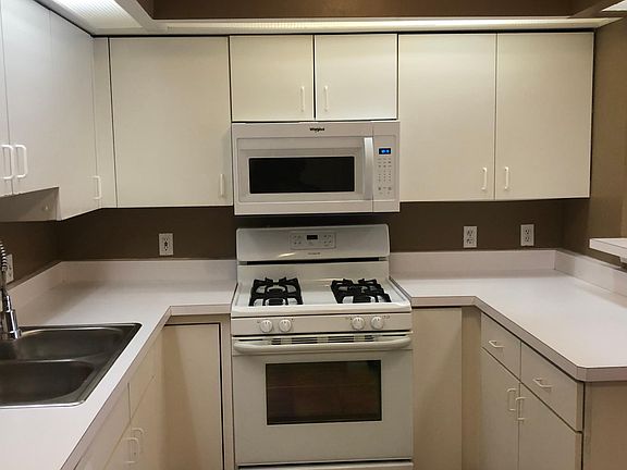 4th image of 8 Marina Dr #8