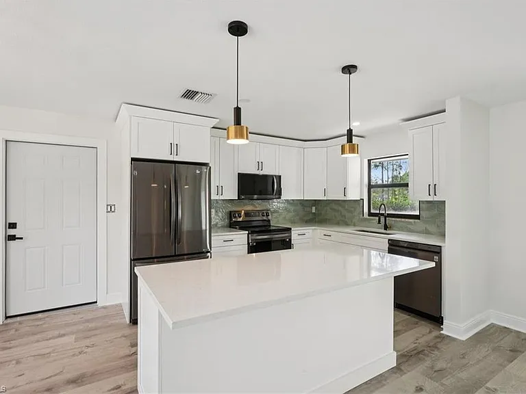 1503 E 14th St — Photo 14
