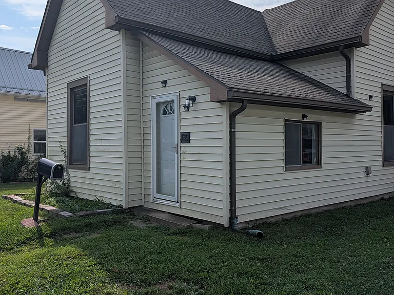 403 E Elm St — Photo 5