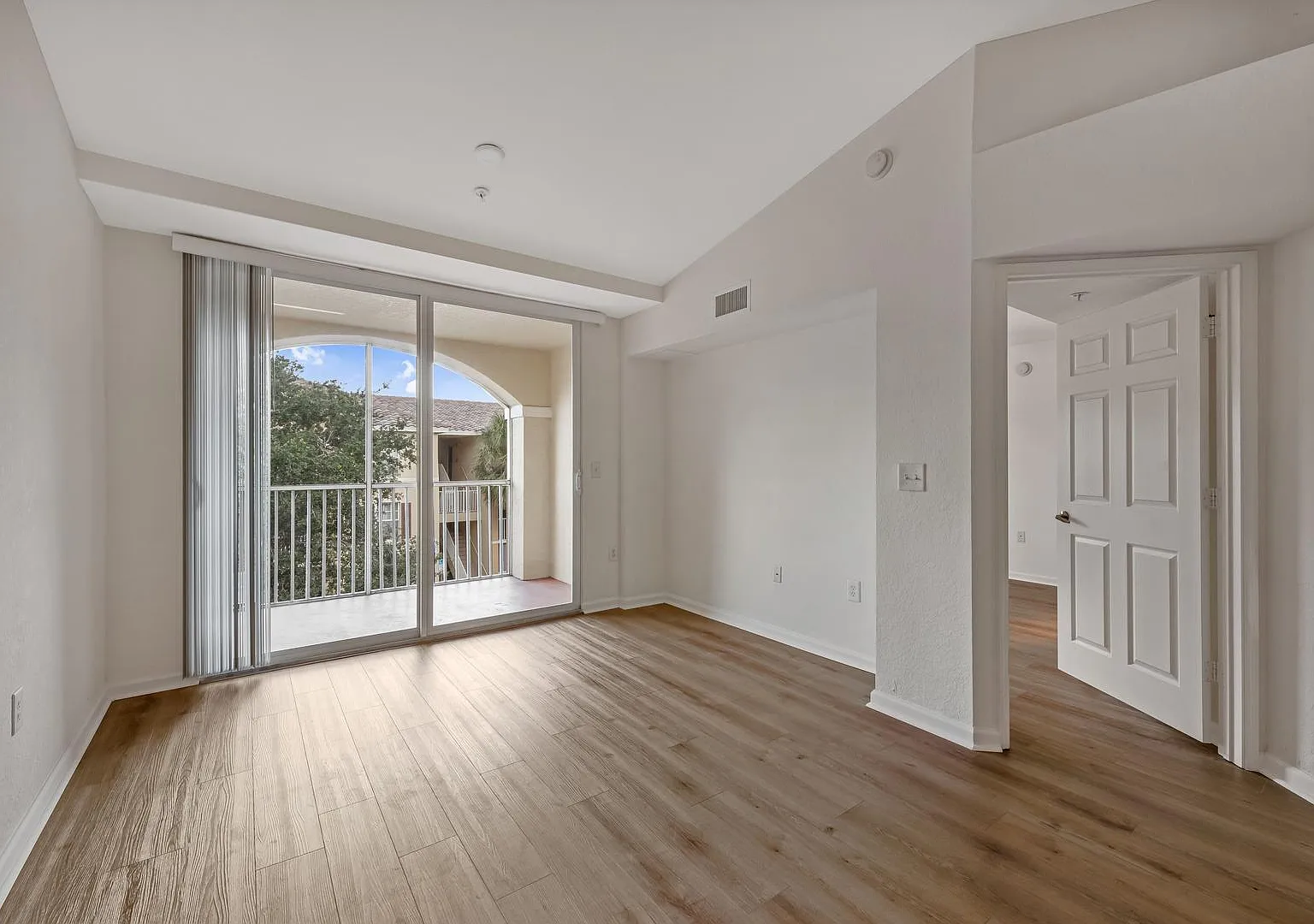 1 bed, 697 sqft, $1,100 — Photo 4