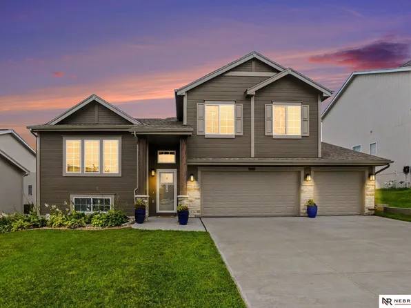 17601 Palisades Dr, Omaha, NE 68136