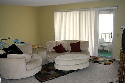 Living room/balcony