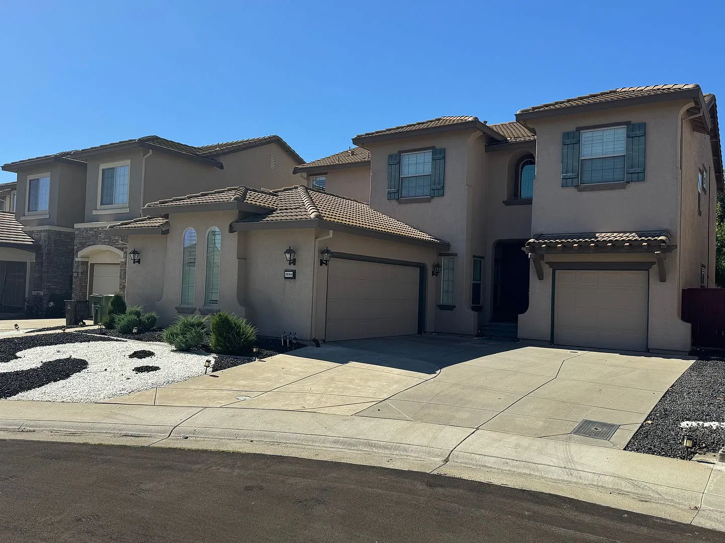 5 Bedroom House — Photo 1