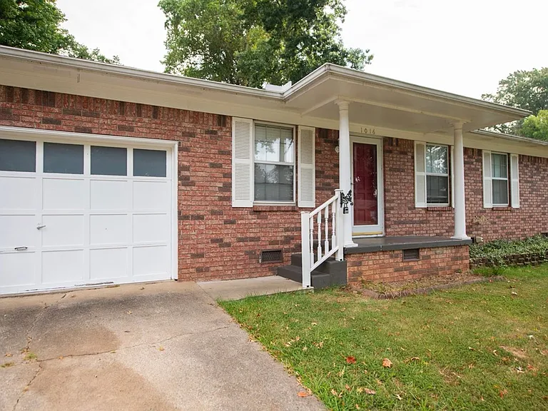 1016 Grayland Dr — Photo 2