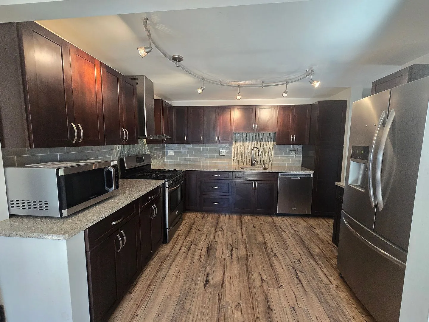 Available Now! Adorable 3 Bedroom Split Entry Home - Monroeville Pa — Photo 4