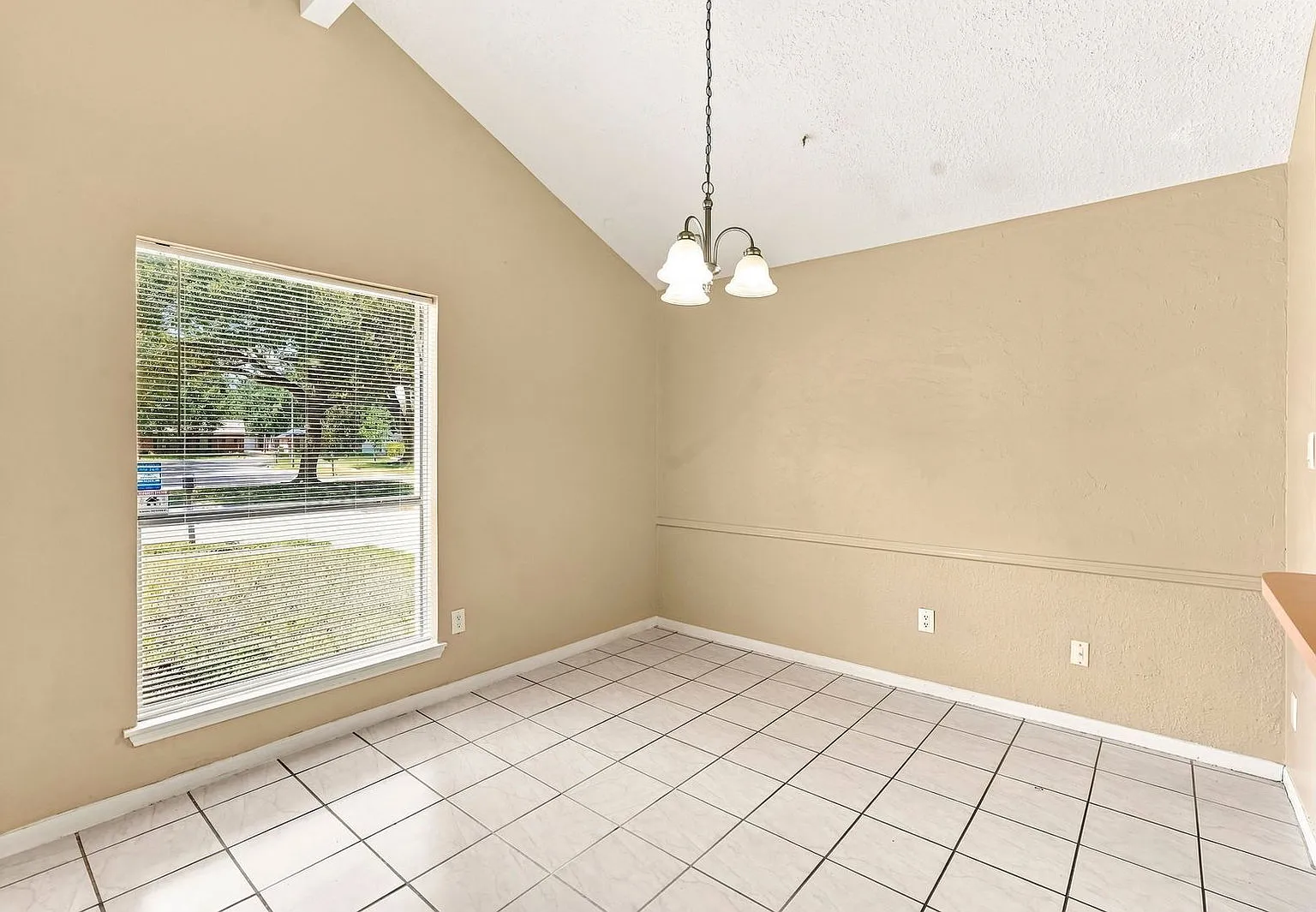 3 bed, 2.0 bath, 1620 sqft, $1,699 — Photo 4
