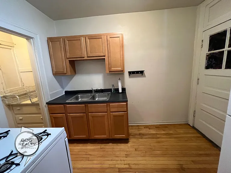 Bright and Sunny Forest Park Apts! — Photo 16