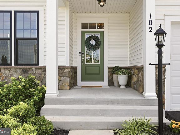 4th image of 102 Crofton Ct