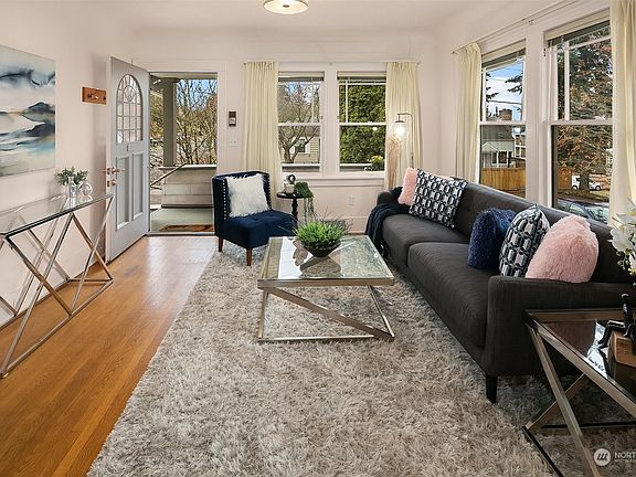 Wonderful living room with lots of light.>