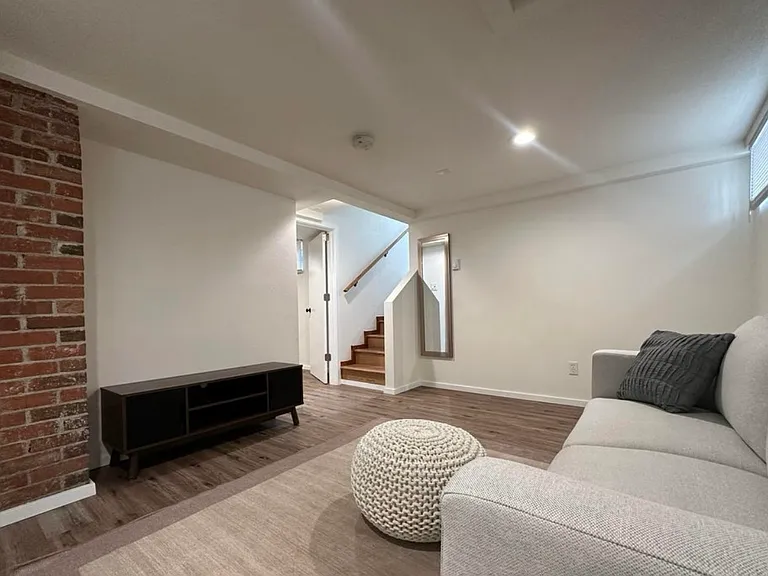 315 W 8th St — Photo 17