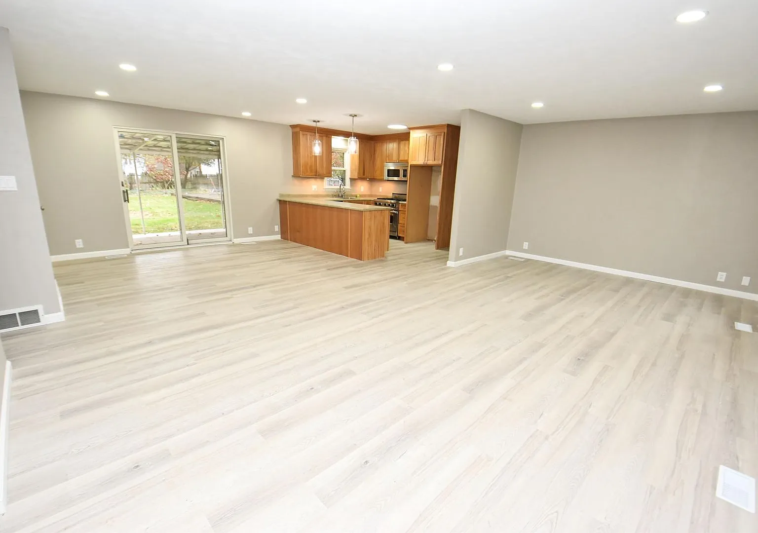 Inground swimming pool, Generac Generator, 3 bedroom 1.5 bath home in South Bend IN — Photo 3